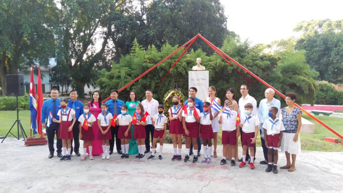 Jovenes vietnamitas