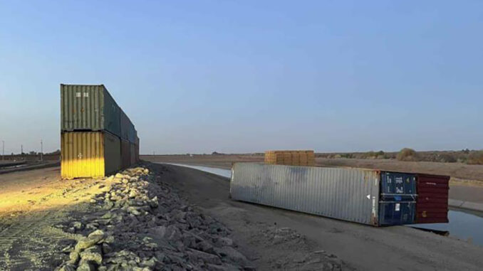 Muro-de-contenedores-en-Texas-EEUU.