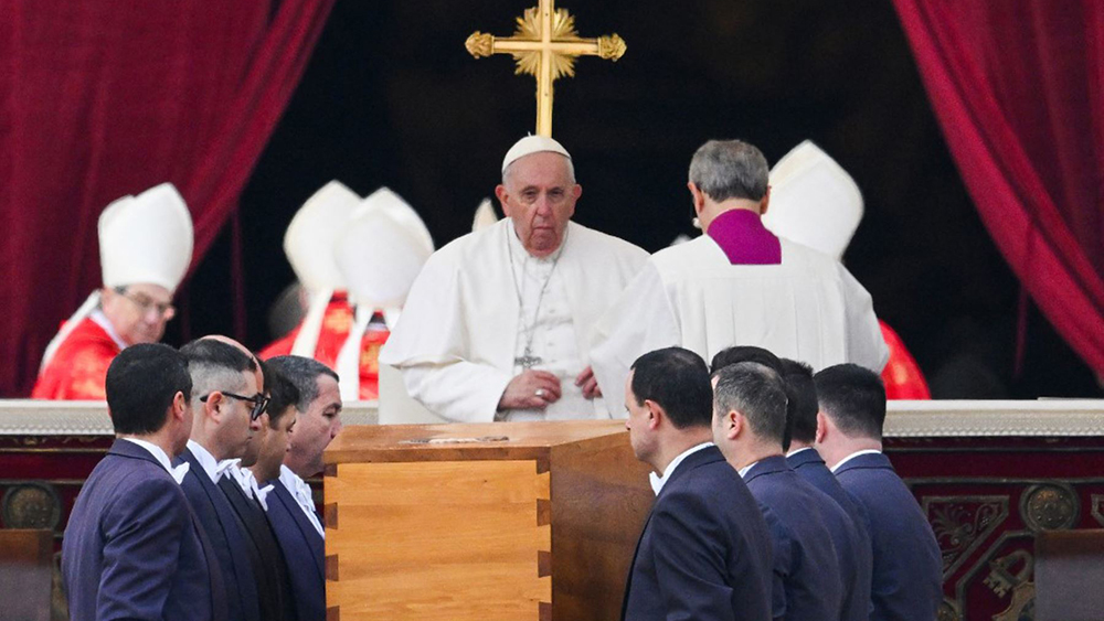 Papa Francisco preside funeral de Benedicto XVI en el Vaticano | CMKX ...