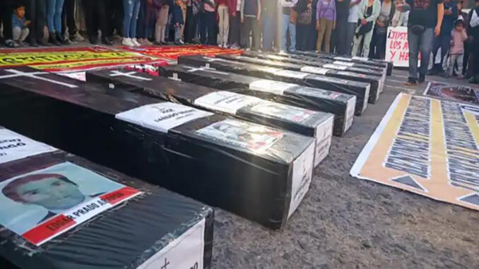 Simulacion-de-ataudes-de-asesinados-en-Ayacucho