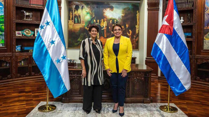 Xiomara-Castro-y-Ena-Elsa-Velazquez2-1