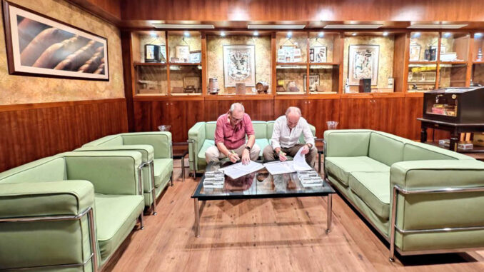 Firma acuerdo de Vacunas