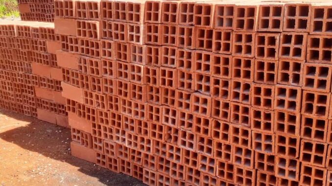 Producción de ladrillos en Bayamo
