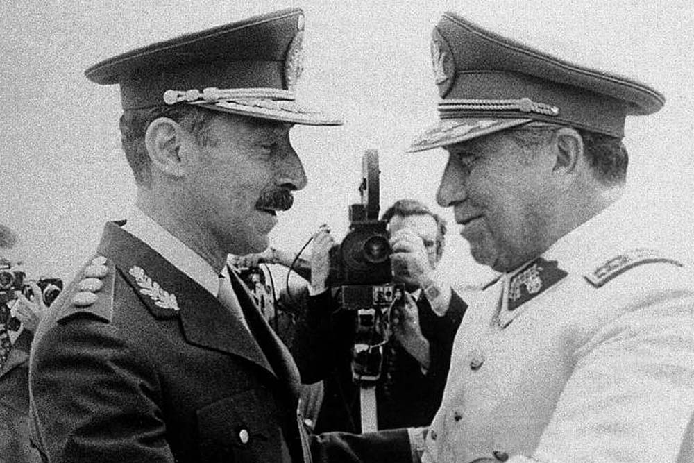 L’Argentina toglie gli onori al dittatore cileno Augusto Pinochet