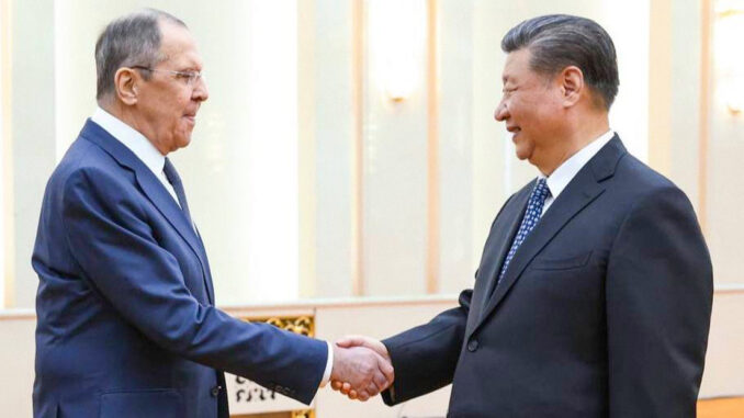 Serguéi Lavrov y el presidente de China Xi Jinping