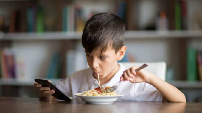 Niños- alimentación- móviles