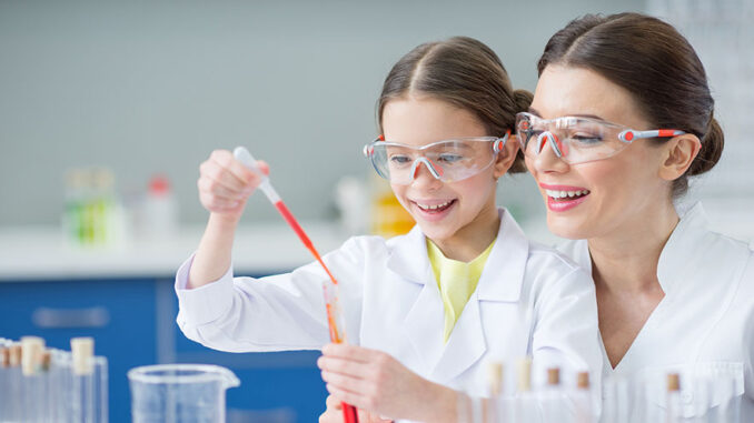 Mujer Y Niña De Ciencia