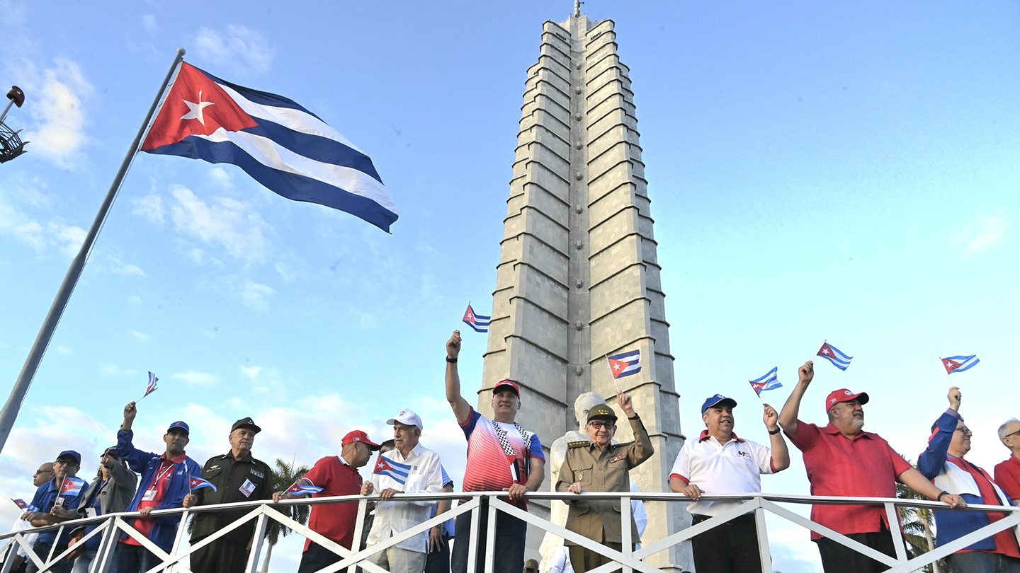 Raúl Castro y Díaz-Canel encabezan desfile del 1 de Mayo en Cuba ...