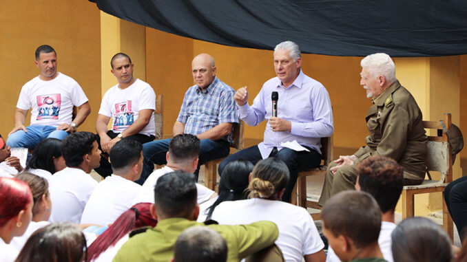 Diaz-Canel intercambia con jóvenes
