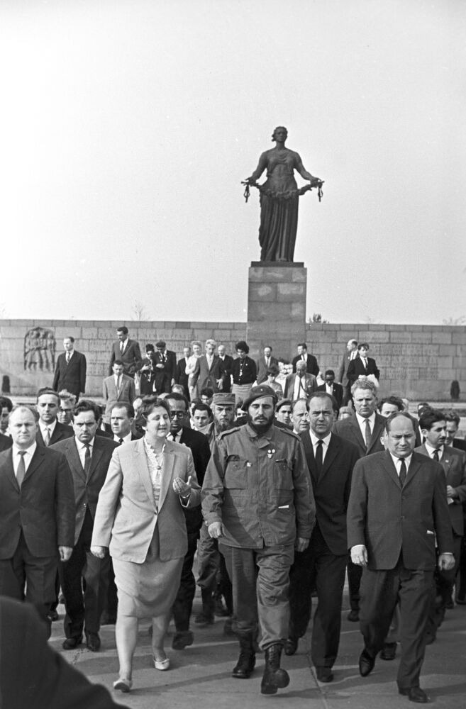 Fidel Castro Ruz en el cementerio Piskarióvskoye en abril de 1963