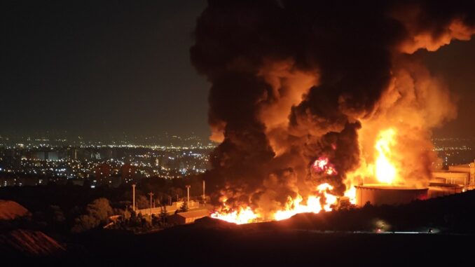 Irán Fuego y humo tras un ataque israelí contra un depósito de petróleo en Teherán (Irán), el 15 de junio de 2025 | FOTOS -Gettyimages.ru