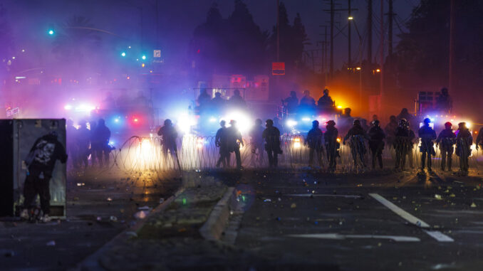 Toque de queda en Los Ángeles Toque de queda en Los Ángeles