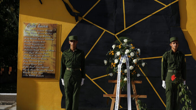 Homenaje a los caídos en Base de Supertanqueros