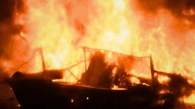 Barcaza-incendiada Ecuador