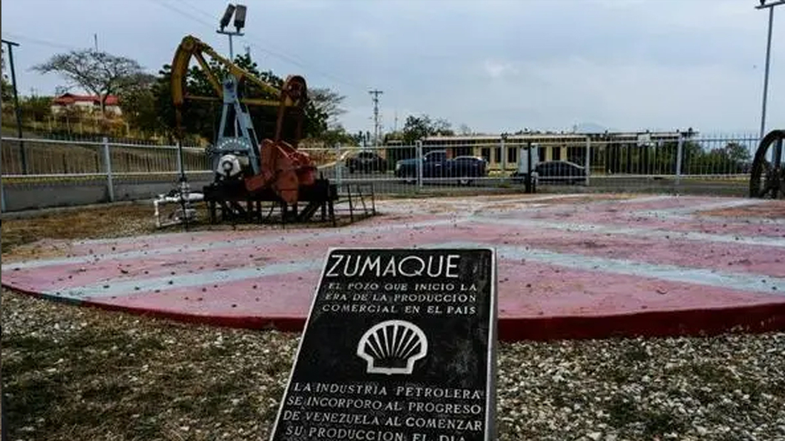 Placa conmemorativa de Pozo Zumaque I, en Mene Grande, estado Zulia, Venezuela.