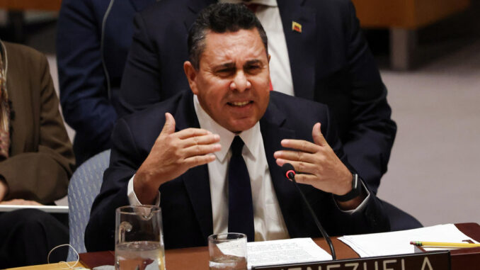 El representante permanente de Venezuela ante Naciones Unidas, Samuel Moncada, interviene durante una reunión de emergencia del Consejo de Seguridad sobre Venezuela. 23 de diciembre de 2025 Spencer Platt / Gettyimages.ru